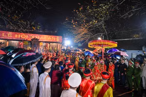 [Ảnh] Hàng nghìn du khách đội mưa, trắng đêm dự lễ khai ấn đền Trần 