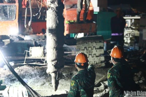 Lực lượng cứu hộ luôn túc trực ngày đêm để nhổ trụ bê-tông lên.