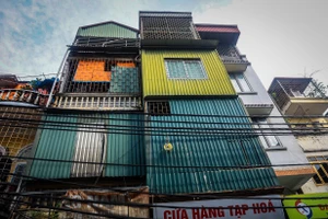 [Ảnh] Chuồng cọp "bủa vây" nhà dân tại gần hiện trường vụ cháy Định Công Hạ