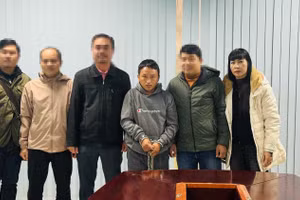 Thượng tá Nguyễn Thị Hồng Thúy (ngoài cùng bên phải) tiếp nhận đối tượng đặc biệt nguy hiểm từ công an nước bạn Lào. (Ảnh: NVCC)