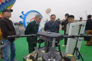 Để đáp ứng nhu cầu của người dân được tiếp tục tham quan Triển lãm Quốc phòng quốc tế Việt Nam 2024, ngày 22/12, Bộ Quốc phòng đã có văn bản chính thức cho biết Triển lãm sẽ kéo dài thời gian phục vụ của một số gian trưng bày đến ngày 23/12 (dự kiến ban đầu triển lãm kết thúc vào ngày 22/12).