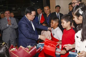 Chủ tịch Quốc hội Vương Đình Huệ thăm Đại sứ quán Việt Nam và gặp gỡ cộng đồng người Việt tại Bangladesh. (Ảnh: TTXVN) 