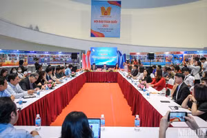 Quang cảnh buổi tọa đàm. 