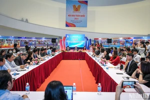 Quang cảnh buổi tọa đàm. 