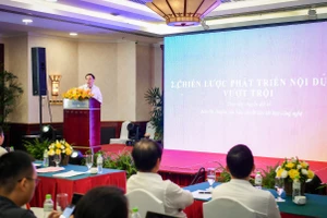 Nhà báo Ngô Việt Anh trình bày về chiến lược nội dung vượt trội của Báo Nhân Dân và vai trò của báo chí dữ liệu. 