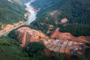 Ngôi làng mới Kho Vàng tựa như một ruộng bậc thang 8 tầng nhìn thẳng ra dòng sông Chảy. Từ đây, hy vọng vào tương lai đang được mở ra với những người dân chịu ảnh hưởng của bão lũ...