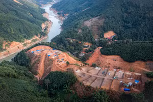 Ngôi làng mới Kho Vàng tựa như một ruộng bậc thang 8 tầng nhìn thẳng ra dòng sông Chảy. Từ đây, hy vọng vào tương lai đang được mở ra với những người dân chịu ảnh hưởng của bão lũ...