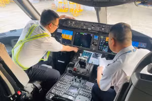 Các kỹ sư VAECO hiệu chỉnh thông số kỹ thuật máy bay.