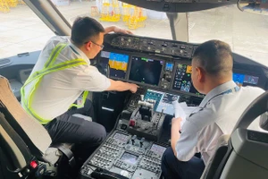 Các kỹ sư VAECO hiệu chỉnh thông số kỹ thuật máy bay.