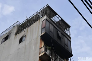 Ba người thoát nạn trong vụ cháy trên phố Định Công Hạ