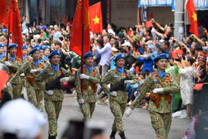 [Ảnh] Diễu binh, diễu hành hào hùng trên các tuyến phố Điện Biên Phủ