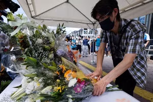 Một người dân bày tỏ sự thương tiếc với ông Abe Shinzo.