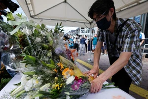 Một người dân bày tỏ sự thương tiếc với ông Abe Shinzo.