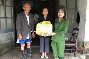 Thượng úy Phan Thị Thủy trao quà cho người dân xã Thạch Hội trong đợt lũ lịch sử năm 2020. (Ảnh: Nhân vật cung cấp)