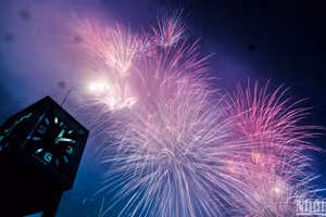 Pháo hoa chào năm mới 2025 tại Hà Nội. (Ảnh THÀNH ĐẠT)