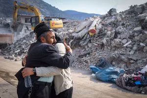 Với nhiều người Thổ Nhĩ Kỳ, nỗi đau từ đại địa chấn vẫn quá lớn. Thời gian dường như đã thực sự dừng lại với họ và cả những thành phố vắng bóng người.