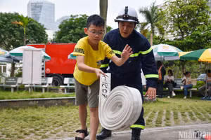 Trẻ em tham gia khóa đào tạo kỹ năng Phòng cháy chữa cháy. (Ảnh: NHẬT QUANG)