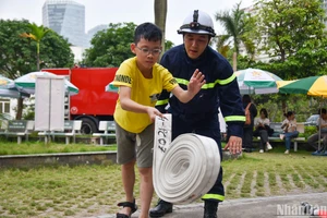 Trẻ em tham gia khóa đào tạo kỹ năng Phòng cháy chữa cháy. (Ảnh: NHẬT QUANG)