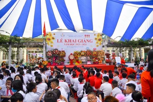 [Ảnh] Xúc động lễ chào cờ đặc biệt tại ngôi trường chuyên biệt 