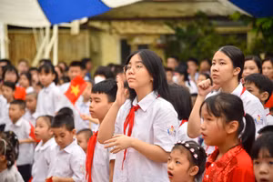 Học sinh trường Phổ thông cơ sở Xã Đàn (Hà Nội) hát quốc ca bằng tay. (Ảnh: NHẬT QUANG)
