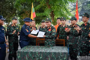 Thiếu tướng Phạm Văn Tỵ và Thiếu tướng U Myat Thu trao biên bản bàn giao số trang thiết bị, vật tư, lương thực. 