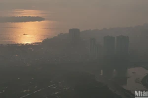 Hà Nội mịt mù vì ô nhiễm không khí.