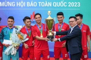 Tổng Biên tập Báo Nhân Dân, Chủ tịch Hội Nhà báo Việt Nam Lê Quốc Minh trao cúp vô địch cho đội bóng của Báo Tuổi trẻ Thủ đô. (Ảnh: THÀNH ĐẠT)