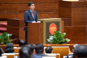 Trình bày dự thảo Nghị quyết, Tổng Thư ký Quốc hội, Chủ nhiệm Văn phòng Quốc hội Lê Quang Tùng nêu rõ, Quốc hội thống nhất đánh giá, sau hai ngày làm việc nghiêm túc, trách nhiệm, với tinh thần đổi mới, đồng hành cùng Chính phủ, phiên chất vấn và trả lời chất vấn tại Kỳ họp thứ 8 đã thành công tốt đẹp, thu hút sự quan tâm của cử tri và nhân dân cả nước.