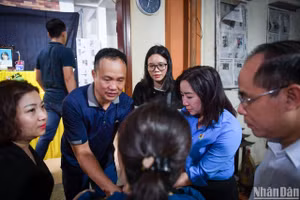 Lãnh đạo Công đoàn viên chức Việt Nam chia buồn cùng gia đình một nạn nhân tại huyện Thạch Thất, Hà Nội. (Ảnh: THÀNH ĐẠT)