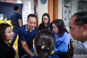 Lãnh đạo Công đoàn viên chức Việt Nam chia buồn cùng gia đình một nạn nhân tại huyện Thạch Thất, Hà Nội. (Ảnh: THÀNH ĐẠT)