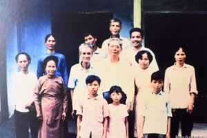 Đồng chí Nguyễn Văn Linh chụp ảnh cùng người thân, họ hàng tại xã Giai Phạm (Yên Mỹ, Hưng Yên). Ông Đặng Đình Được (thứ nhất, hàng cuối từ bên phải qua) đang trông coi, chăm sóc Khu tưởng niệm Tổng Bí thư Nguyễn Văn Linh. (Ảnh: THÀNH ĐẠT)