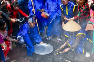 [Ảnh] Đầu xuân, tới Thị Cấm xem kéo lửa, thổi cơm thi