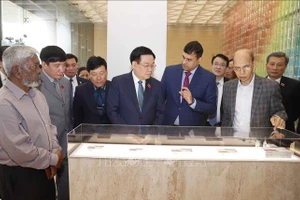 Trong khuôn khổ chuyến thăm chính thức Cộng hòa Nhân dân Bangladesh, sáng 23/9/2023, tại Thủ đô Dhaka, Chủ tịch Quốc hội Vương Đình Huệ thăm công ty dược phẩm Beximco. (Ảnh: TTXVN)