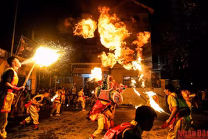 Từ nhiều năm nay, làng Cao Hạ, xã Đức Giang (huyện Hoài Đức, Hà Nội), luôn tổ chức múa lân để đón Trung thu về như một cách để gìn giữ những mạch nguồn văn hóa nhân văn. (Ảnh: Thành Đạt)