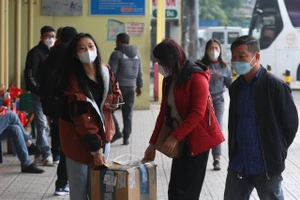 Sau kỳ nghỉ lễ Tết, người dân lỉnh kỉnh đồ đạc quay trở lại Thủ đô. 