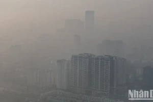 Sáng 3/1, Hà Nội là thành phố có chỉ số ô nhiễm không khí (AQI) cao nhất thế giới, đạt mức trung bình 284 vào 9 giờ 25 phút. Đây là ngưỡng rất không tốt cho sức khỏe con người.