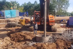 Lực lượng cứu hộ bắt đầu lấy đất ra ngoài, chuẩn bị sẵn sàng cho phương án rút cọc bê-tông.