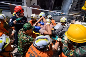 Trong ngày 5/4, Đoàn cứu hộ, cứu nạn Bộ Quốc phòng Việt Nam đang làm nhiệm vụ quốc tế tại Myanmar đã tìm thấy và đưa ra thêm 2 thi thể nạn nhân trận động đất ngày 28/3.