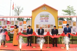 Các đại biểu cắt băng khai mạc trưng bày "Xuân xưa trên báo Tết". (Ảnh: Thành Đạt)