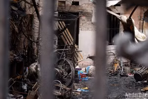 Hiện trường vụ cháy tại Trung Kính rạng sáng 24/5.