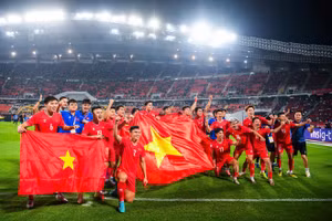 [Ảnh] Tuyển thủ Việt Nam vỡ òa niềm vui sau chiến thắng tại “chảo lửa” Rajamangala