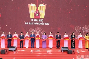 Các đại biểu cắt băng khai mạc Hội Báo toàn quốc 2023. (Ảnh: Thành Đạt)