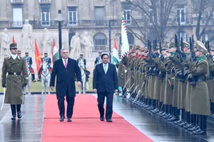 Thủ tướng Phạm Minh Chính và Thủ tướng Hungary Viktor Orbán duyệt Đội danh dự Quân đội.