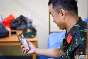 Trong ngày sinh nhật trên vùng động đất Myanmar, Trung tá Nguyễn Thắng Anh gọi điện về nhà để nghe cậu con trai 4 tuổi hát tặng. Đó cũng là món quà quý giá nhất đối với cá nhân anh.