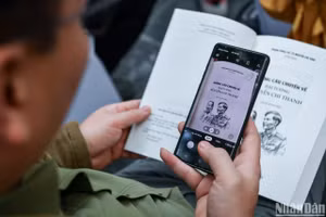 Một cựu chiến binh thích thú với tác phẩm Những câu chuyện về Đại tướng Nguyễn Chí Thanh.