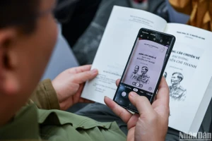 Một cựu chiến binh thích thú với tác phẩm Những câu chuyện về Đại tướng Nguyễn Chí Thanh.