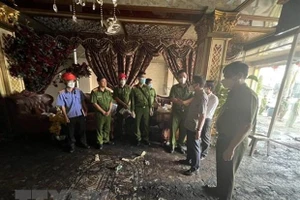 Phó Thủ tướng Vũ Đức Đam đến kiểm tra hiện trường vụ cháy. (Ảnh: Huyền Trang/TTXVN) 