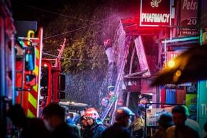 [Ảnh] Gần 5 giờ chữa cháy, tìm kiếm nạn nhân trong vụ hỏa hoạn ở Định Công Hạ