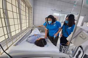 Các đơn vị chức năng quận Cầu Giấy thăm hỏi những nạn nhân của vụ cháy đang được điều trị tại Bệnh viện Giao thông vận tải. 