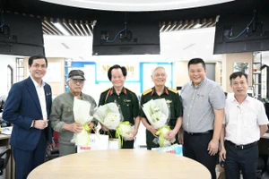 Các khách mời chụp ảnh lưu niệm trước buổi tọa đàm. 